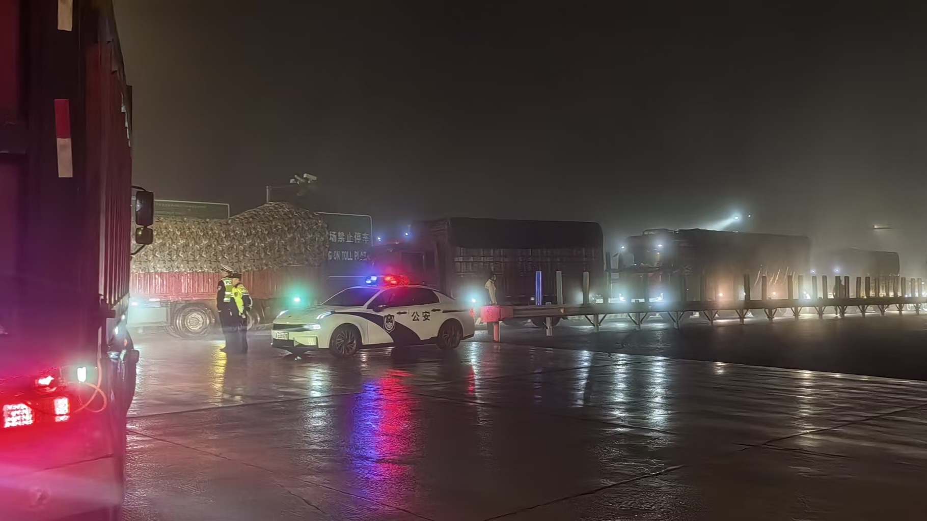 怀来北收费站“快响应、优分流、解民忧”，积极应对恶劣天气