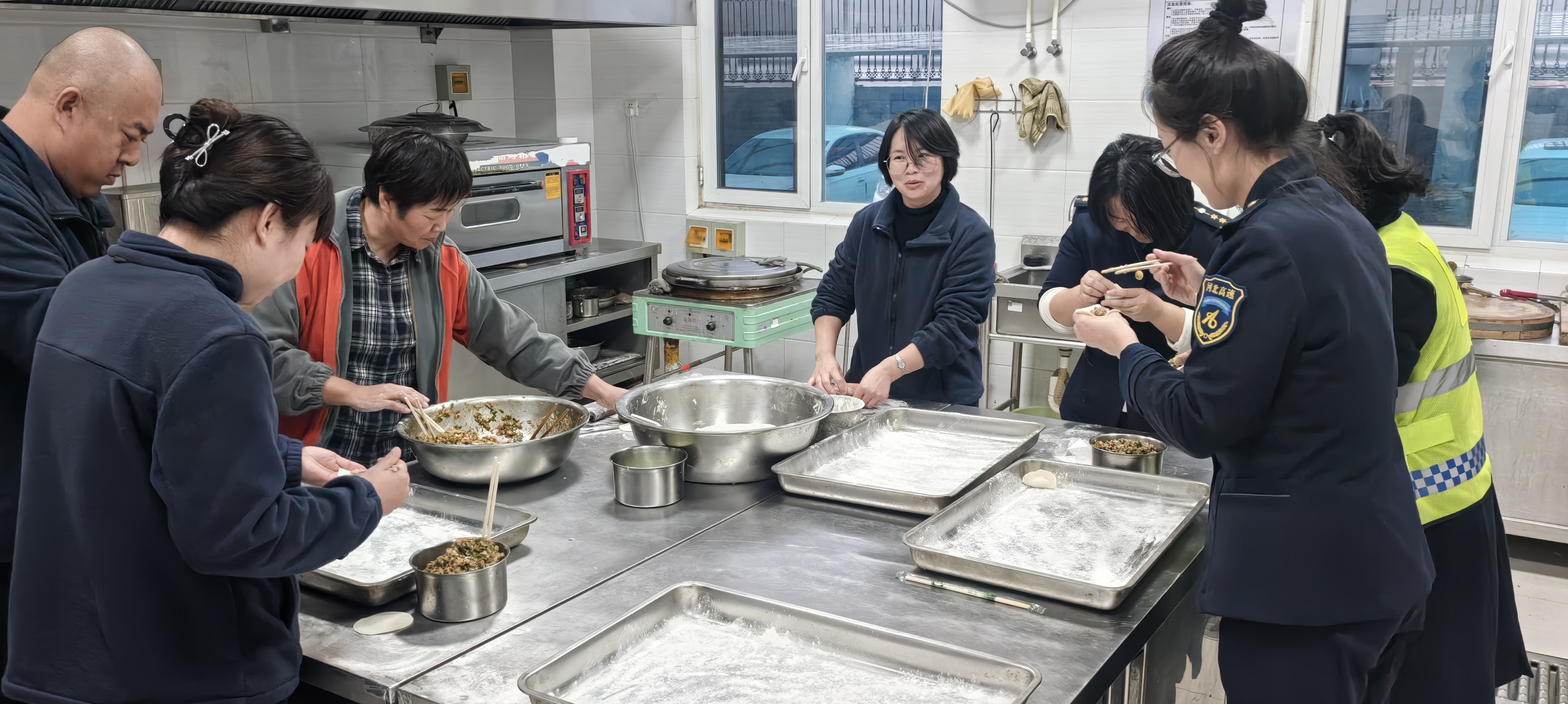 张承张家口分公司（延崇分公司）怀来北收费站组织开展立冬包饺子主题活动