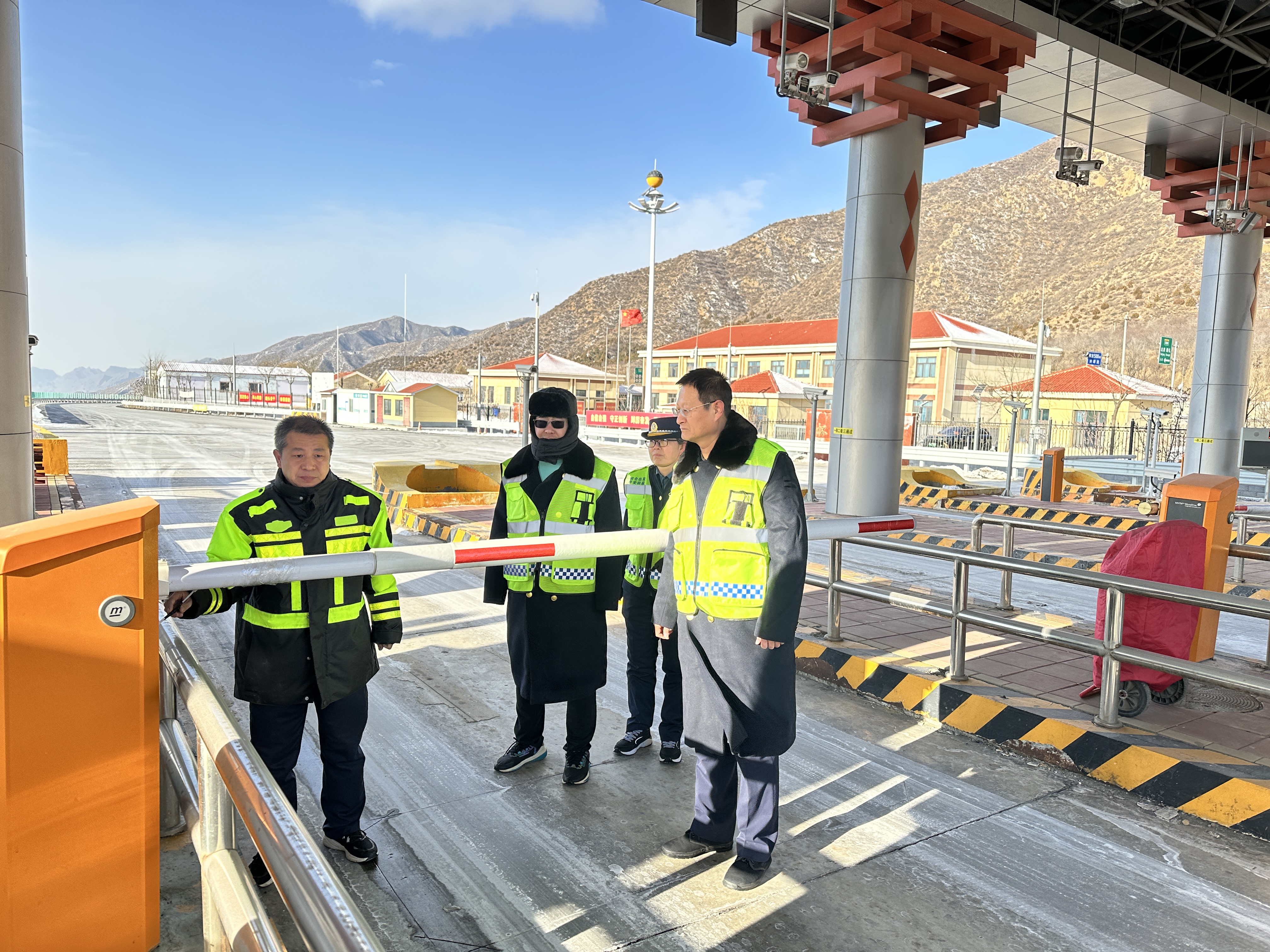 怀来北收费站开展年终岁尾安全隐患大排查，为司乘人员保驾护航