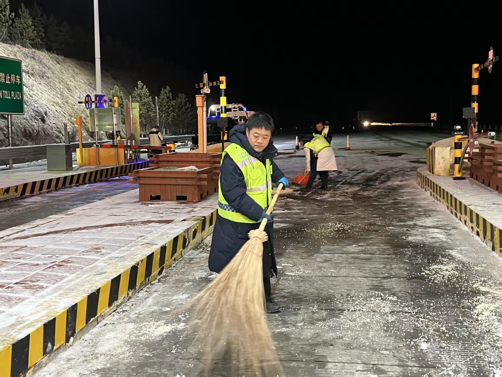 以雪为令战积冰 极速护航保畅通 张承张家口分公司（延崇分公司）赤城（汤泉）收费站全力开展扫雪除冰行动