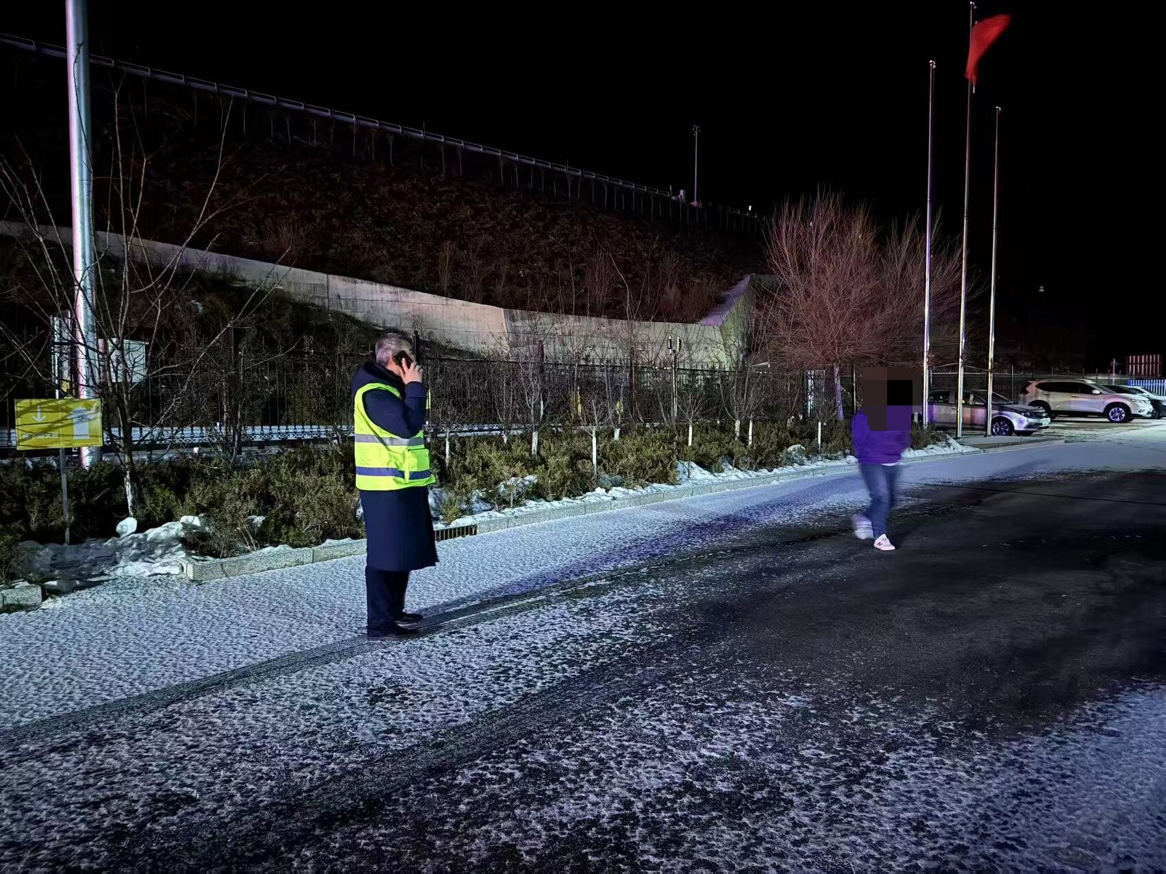 张承张家口分公司（延崇分公司）赤城（汤泉）收费站寒夜紧急救助迷路女子