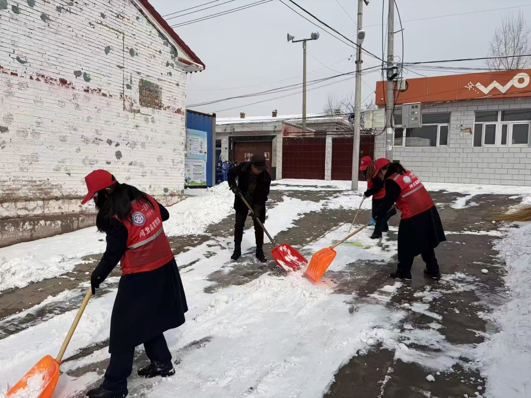 把图湾收费站开展“雷锋日”助老清扫行动